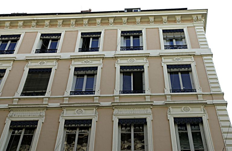 Façade principale, détail des 3e et 4e étages.