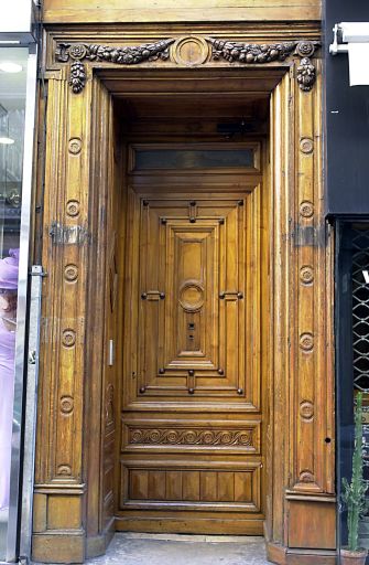 Façade principale sur la rue Paul-Chenavard, porte.