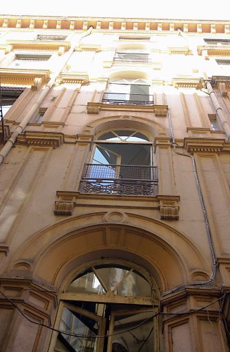 Façade sur la rue Pléney, détail de la travée d'escalier.