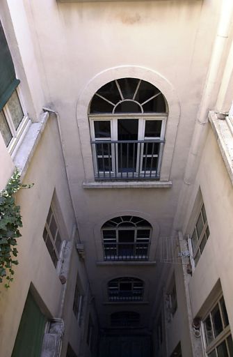 Cour et cage d'escalier.