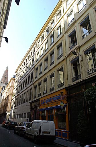 Façade sur la rue Pléney.