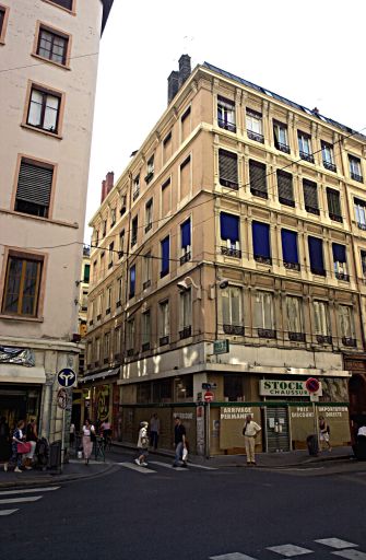 Façades sur la rue du Plâtre et la rue Paul-Chenavard.