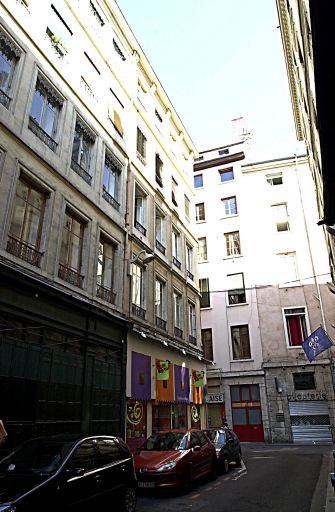 Façade sur la rue Pléney.