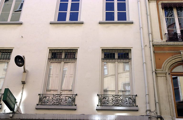 Façade sur la rue du Plâtre, détail des fenêtres du 1er étage.