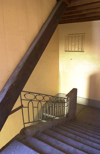 1ère cour, escalier ouest, vue prise du palier du 5e étage.