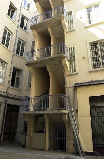2e cour, partie inférieure de l'escalier.