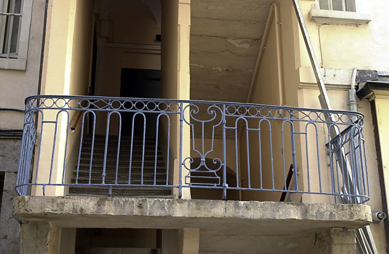 Escalier de la 2e cour, détail du garde-corps du 1er repos.