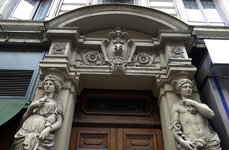 Façade principale, partie supérieure de la porte.