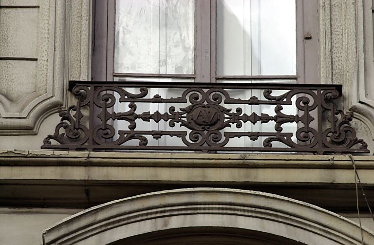 Façade principale, 3e niveau, détail d'un appui de fenêtre.