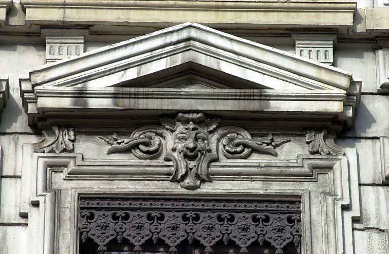 Façade principale, 3e niveau, détail de la partie supérieure d'une fenêtre.