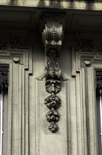 Façade principale, 3e niveau, détail d'une console de balcon.