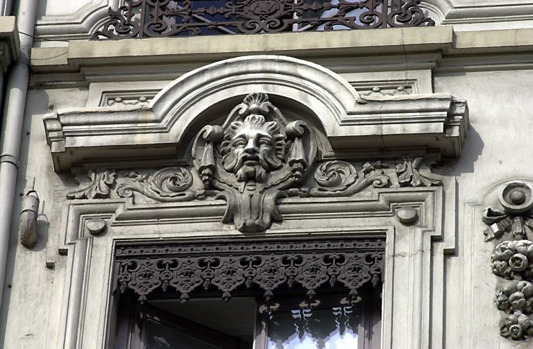 Façade principale, 4e niveau, détail d'une fenêtre des travées centrales.