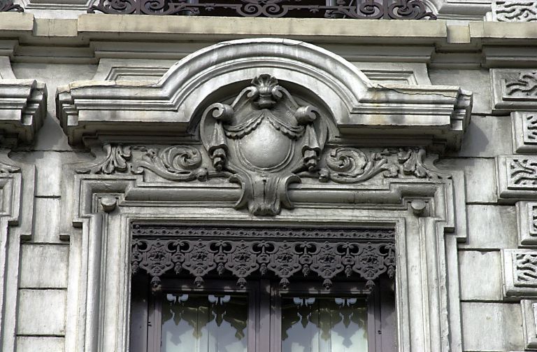 Façade principale, 4e niveau, détail d'une fenêtre des avant-corps latéraux.