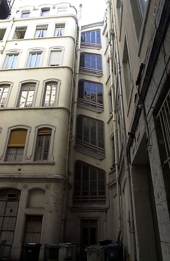 Elévation de l'escalier sur la cour commune.