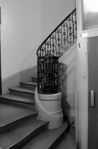 Escalier, départ de la rampe.