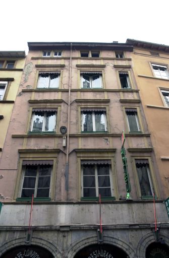 Façade sur rue, vue générale des étages.