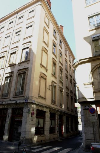 Vue générale de la façade rue Longue.