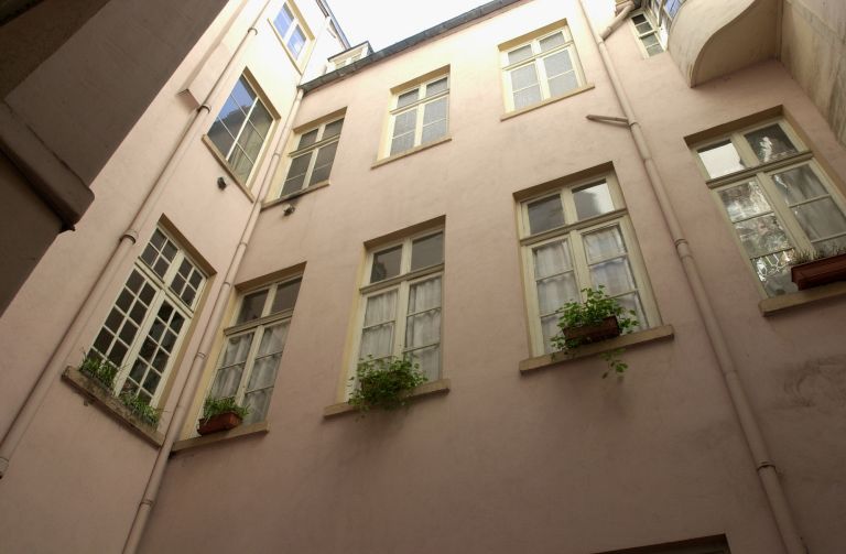 Cour, élévation sud.