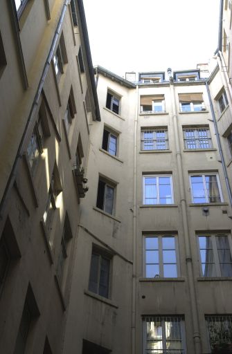 Elévation sur la cour commune (à gauche) et escalier commun (pan coupé).