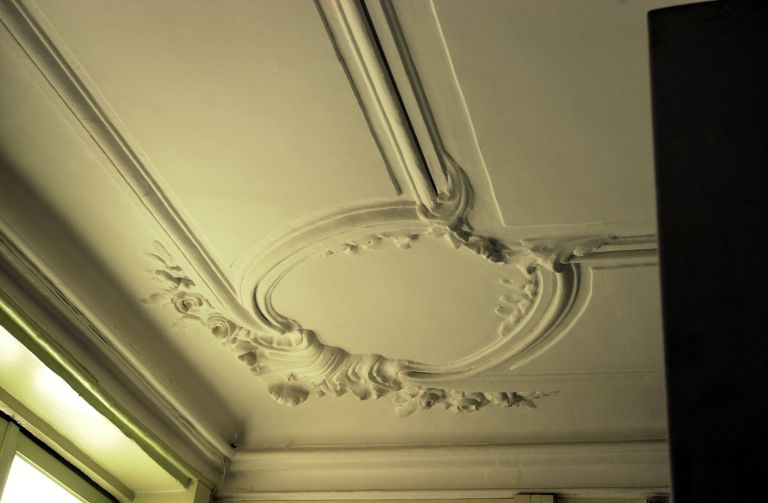 Plafond de la cage de l'escalier principal, détail de l'angle sud-ouest.