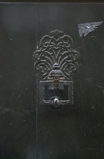 Façade rue Longue, porte, détail du heurtoir.