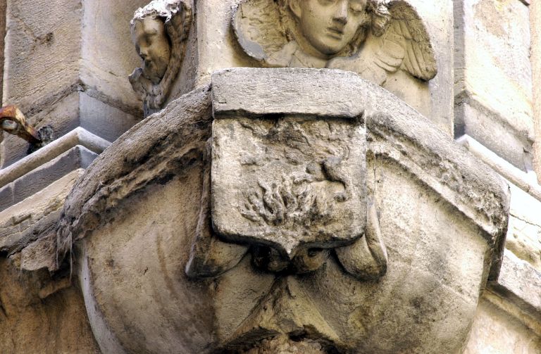 Niche d'angle, détail des armoiries du culot.