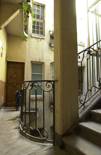 Cour, coursière du 3e étage vue depuis l'escalier.