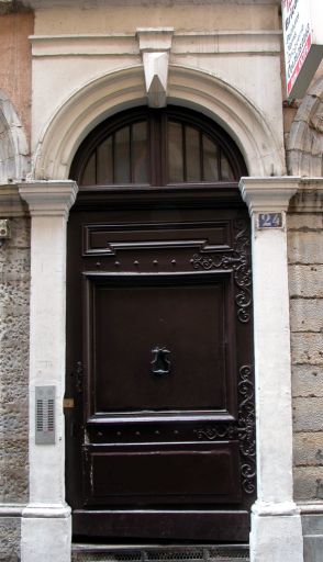 Façade sur rue, porte (photo retouchée : les graffiti ont été enlevés).