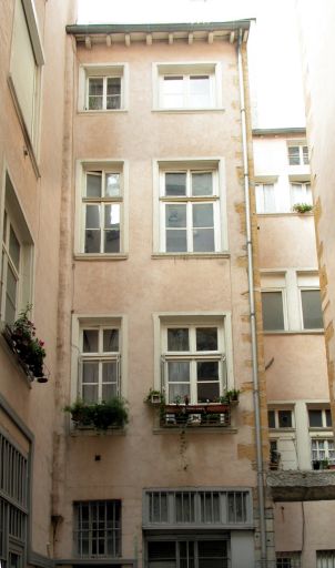 Bâtiments en fond de cour.