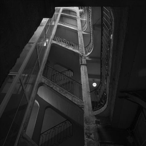 Cour, escalier et coursières.
