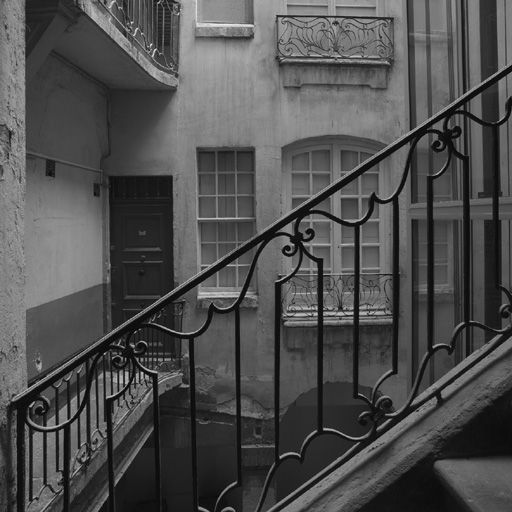 Escalier, détail du garde-corps du 1er étage d'escalier et des fenêtres du 1er étage du corps ouest (menuiserie d'origine).