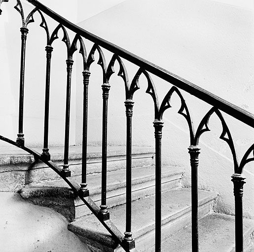 Bâtiment à étages, escalier de gauche, détail de la rampe.