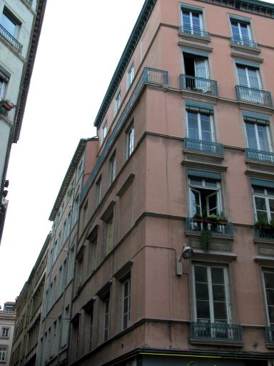 Vue sur l'angle de la rue Lanterne (à gauche) et de la rue de la Platière (à droite).