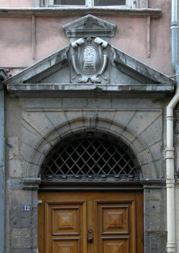 Façade rue de la Platière, arc et fronton de la porte.