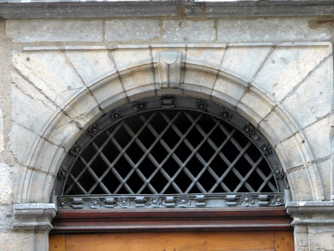 Façade rue de la Platière, grille de tympan de la porte.