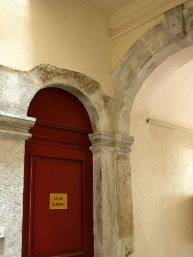 Cour, débouché de l'allée et porte de l'aile ouest.