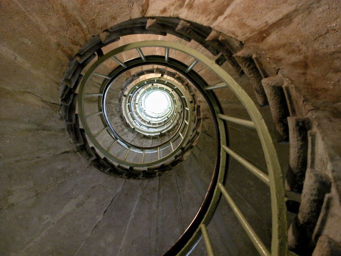 Escalier, jour central vu par-dessous.