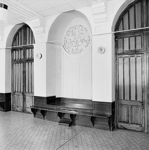 Bâtiment à étages, salle du premier étage, détail de la niche et des portes-fenêtres du côté de l'ancienne cour couverte.