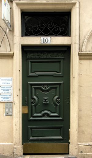 Façade sur rue, porte.