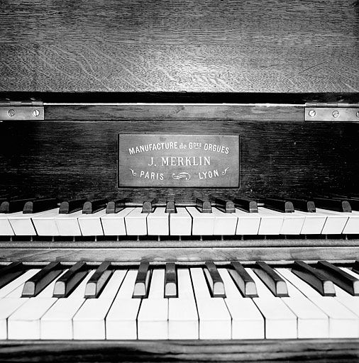 Console, détail de la plaque portant le nom du facteur.