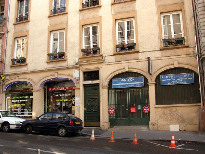 Façade sur rue, rez-de-chaussée.