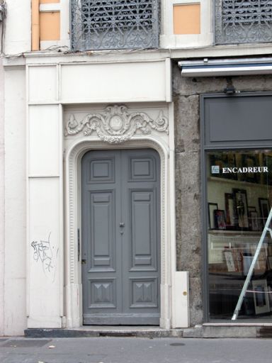 Façade sur le quai, porte.