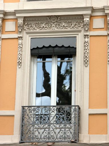Façade sur le quai, détail d'une fenêtre du 2e niveau.