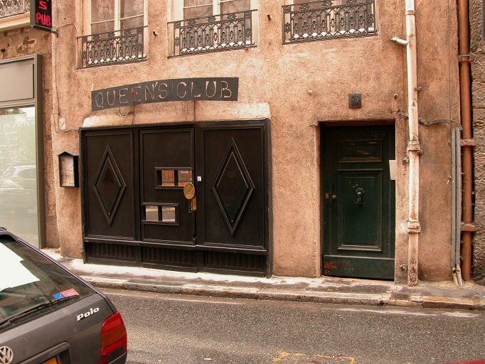 Façade sur rue, rez-de-chaussée.