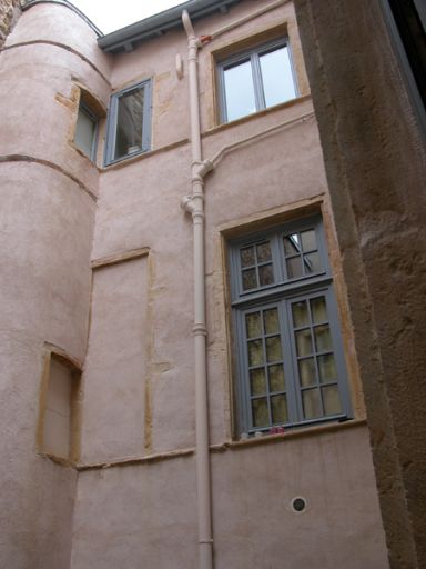 Cour, partie supérieure de l'élévation de l'aile droite.
