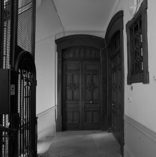 Escalier, portes palières du 3e étage.