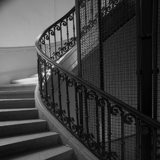 2e étage de l'escalier.