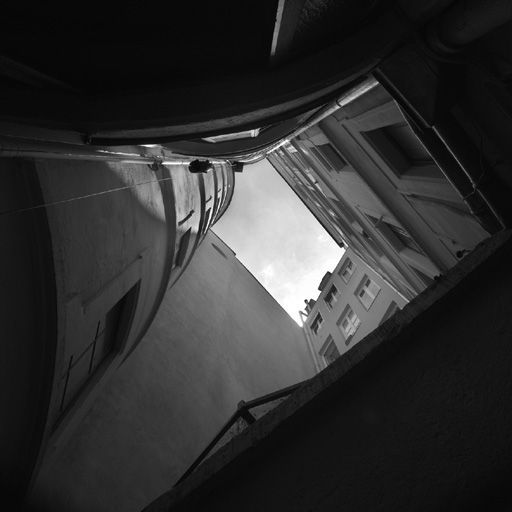 Cour, vue générale par-dessous.