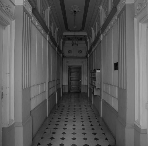 Allée, vue depuis l'entrée vers la loge de concierge.