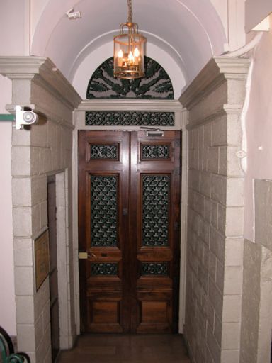 Vestibule (la porte à droite, en pendant de celle de la loge de concièrge, est actuellement murée).